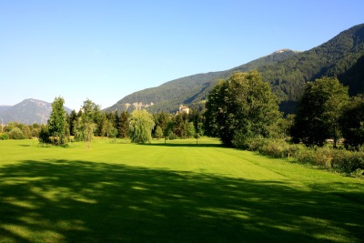 im Hintergrund Schloss Reifenstein - in fondo Castel Tasso